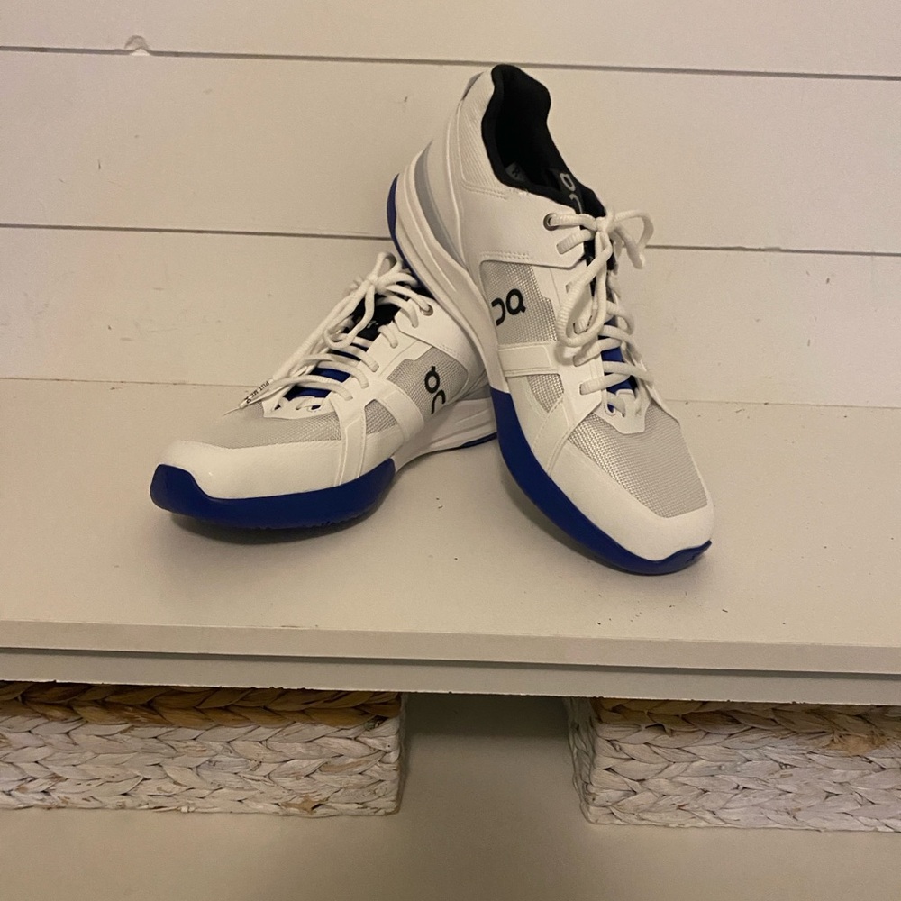 On Running Men’s “THE ROGER CLUBHOUSE PRO”. Blue/White size 11. NEW Never worn.